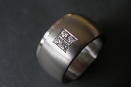 Titanium ring (licht bollend met rand) En 4 diamanten (pave zetting)