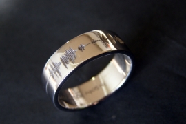 Soundwave / Geluidsgolf ring / Eternity loop / 14K witgoud.