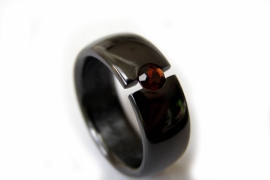 Zirkonium ring met rode Pyroop