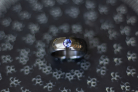 Zirkonium zwarte ring met blauwe saffier