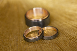 Zwarte zirkonium ring met rosé gouden binnenzijde