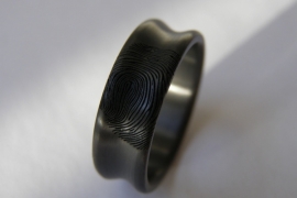 Zirkonium ring met vingerafdruk (hollend)