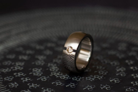 Champagne kleurig diamanten ring met vingerafdruk