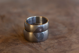 Vingerafdruk hart in Titanium ringen