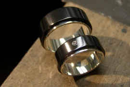 Zirkonium zwarte ringen met zilveren binnenzijde