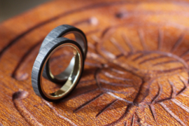 Carbon ring met gouden binnenzijde of Titanium binnenzijde