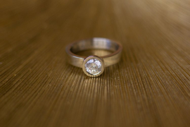 Witgouden solitair ringen met CVD diamant.