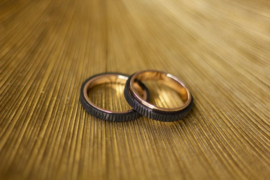 Zwarte zirkonium ringen met rosé gouden binnenzijde