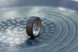 Carbon ring met Titanium binnenzijde en vingerafdruk