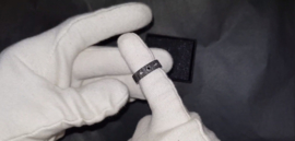 Carbon ring met witte en zwarte diamant. Binnenzijde is gemaakt van Titanium