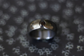 Zwarte zirkonium ring met zwarte saffier
