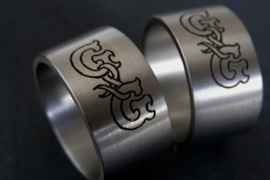 Titanium monogram ring / Eigen ontwerp mogelijk