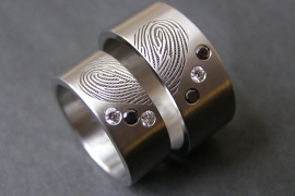 Titanium vingerafdruk ring met zwarte en witte diamanten