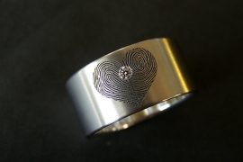 Titanium vingerafdruk ring Hart met 2 vingerafdrukken en diamant en zilveren binnenzijde