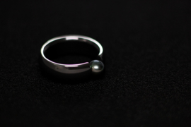 Zirkonium zwarte ring met Akoya parel 6mm licht grijs met groen