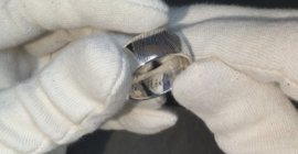 Zilveren vingerafdruk ring met binnen en buitenzijde gravure