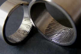 Titanium Vingerafdruk ring met de vingerafdrukken aan de binnenzijde