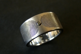 Titanium vingerafdruk ring waar de vingerafdrukken elkaar raken (180c)