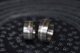 Titanium ringen met vingerafdruk en zilveren band.