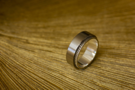 Titanium ring met zilveren binnenzijde en vingerafdruk