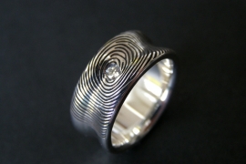 Zilveren vingerafdruk ring (hollend) met diamant