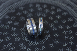 Glow in the dark ring met witgouden zetting en witte diamant.