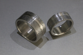 Titanium vingerafdruk ring 180C / Met onderbroken band