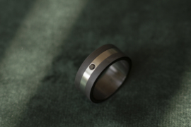 Carbon ring met vingerafdruk en zwarte diamant.