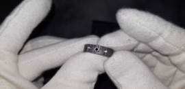 Carbon ring met witte en zwarte diamant. Binnenzijde is gemaakt van Titanium