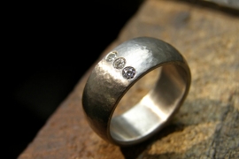 Titanium ring met hamerslag buitenzijde afwerking + 3 X 2.1 mm diamant
