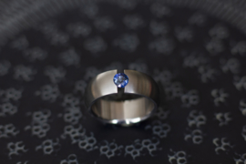 Titanium ring met blauwe saffier