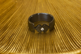 Zwarte zirkonium ring met open hartjes <3
