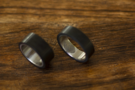 Carbon ringen met Titanium binnenzijde en vingerafdruk.