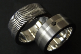 Titanium ring met zilveren band en zilveren binnenzijde
