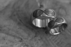 Infinity ring met twee Vingerafdrukken