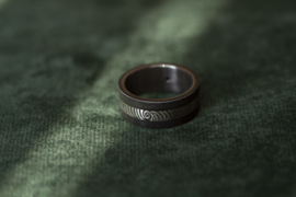 Carbon ring met vingerafdruk en zwarte diamant.