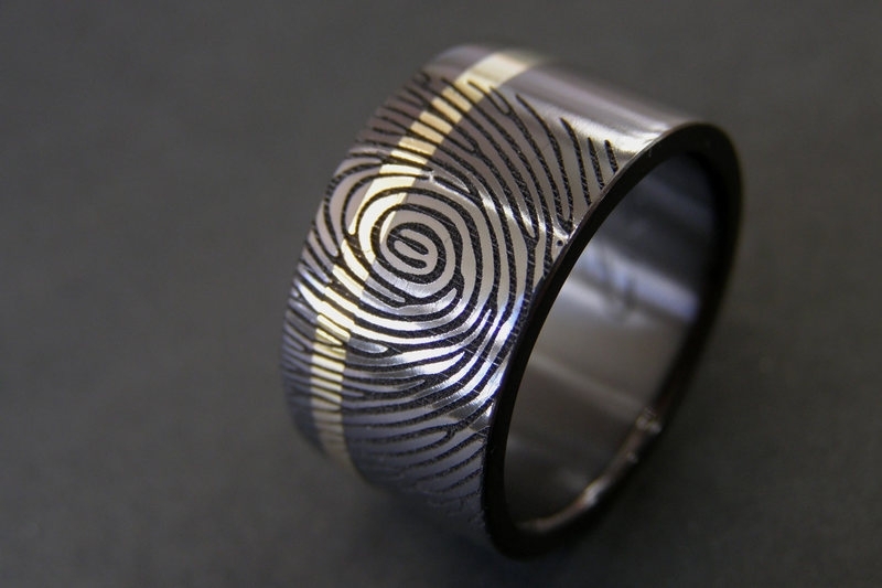 Zwarte zirkonium ringen met gouden band + 2 vingerafdrukken