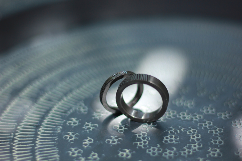 Vingerafdruk ringen zwart zirkonium met custom made skul