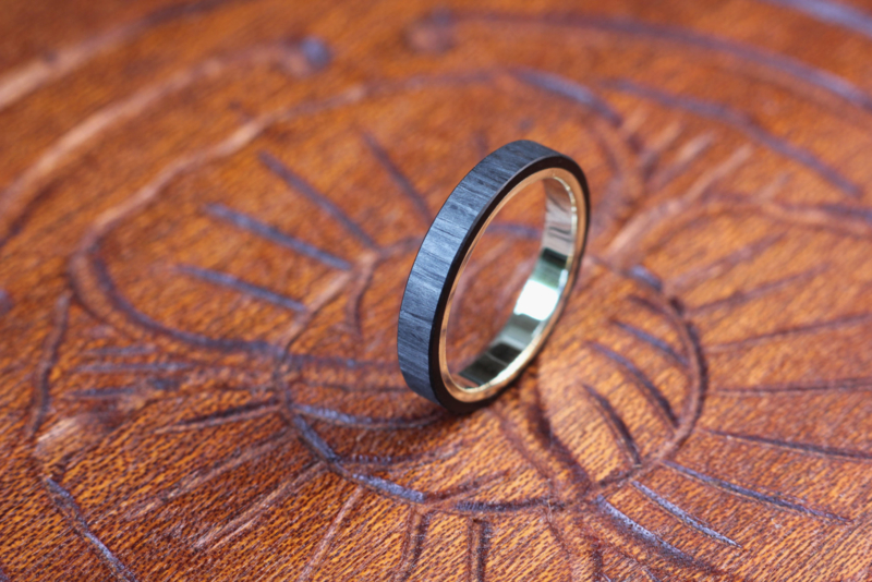 Carbon ring met gouden binnenzijde of Titanium binnenzijde