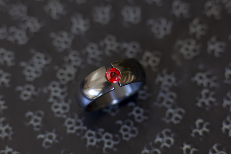 Zwarte zirkonium ring met rode saffier