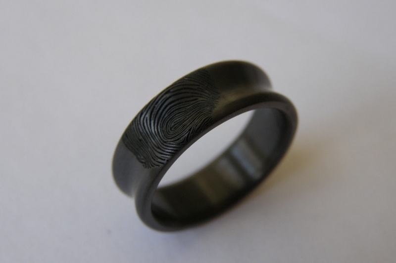 Zirkonium ring met vingerafdruk (hollend)