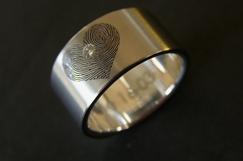 Titanium vingerafdruk ring Hart met 2 vingerafdrukken en diamant en zilveren binnenzijde
