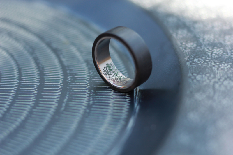 Carbon ring met Titanium binnenzijde en vingerafdruk