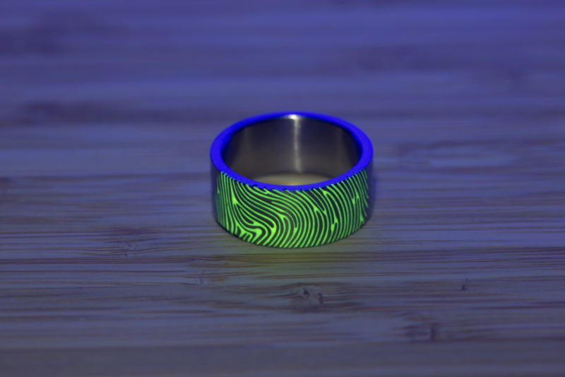 Titanium glow in the dark vingerafdruk ring