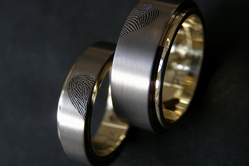 Titanium vingerafdruk ringen met gouden binnenzijde