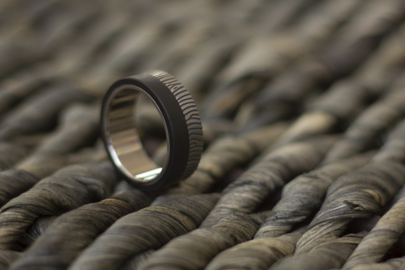 Carbon ring met Titanium binnen en buitenzijde met vingerafdruk
