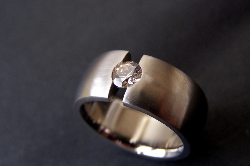 Titanium ring met champagne kleurige diamant 0.37ct