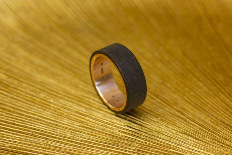 Carbon ring met rosé gouden binnenzijde