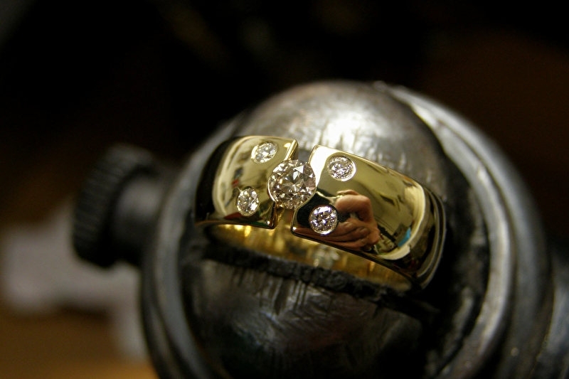 Geelgouden ring met champange kleurige diamant met 4 witte diamanten.