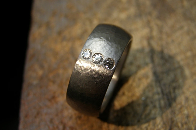 Titanium ring met hamerslag buitenzijde afwerking + 3 X 2.1 mm diamant